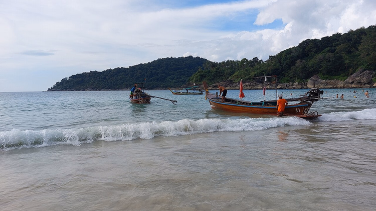 Freedom Beach kıyısında longtail tekneleri