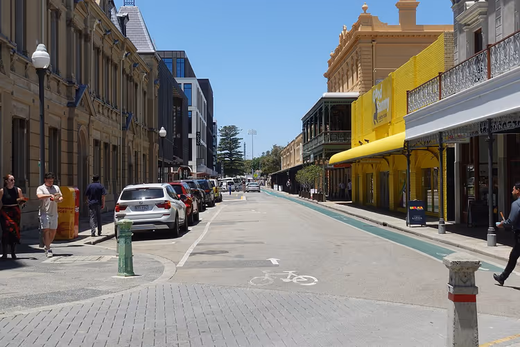 Tarihi cepheleri ve arabalarıyla William Street