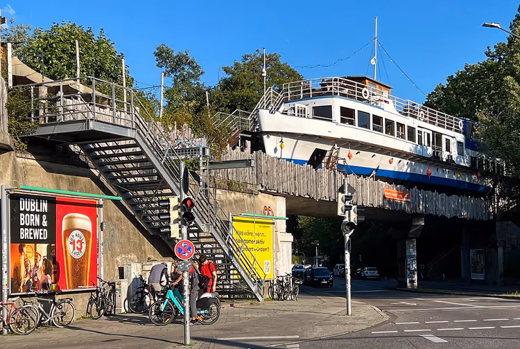 Navire sur le pont Alte Utting à Munich en journée