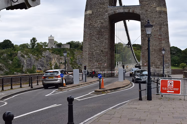 Entrée du pont suspendu de Clifton, tour en pierre
