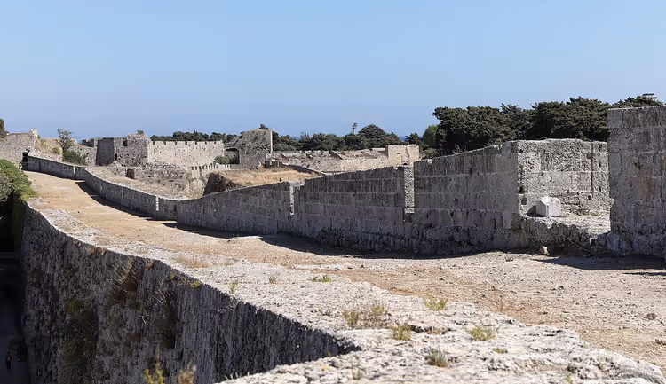 أسوار وأبراج قلعة من العصور الوسطى
