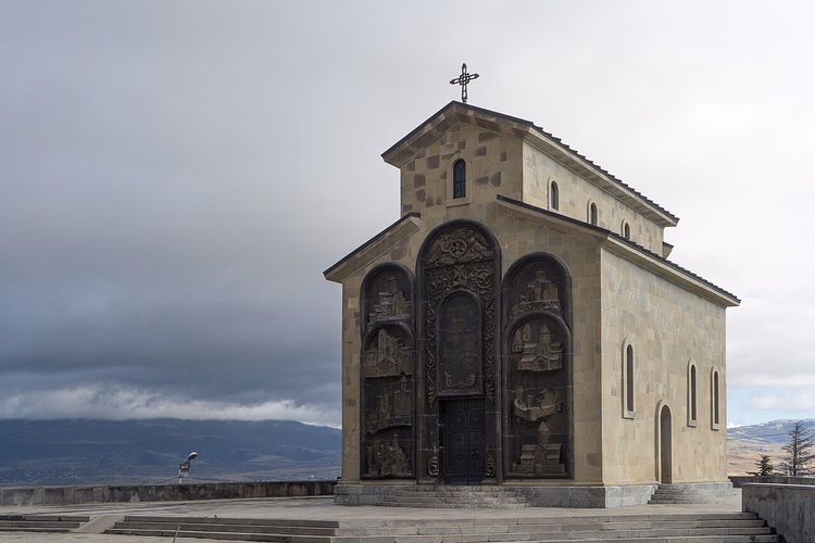 Kapel met gebeeldhouwde reliëfs bij het monument Geschiedenis van Georgië