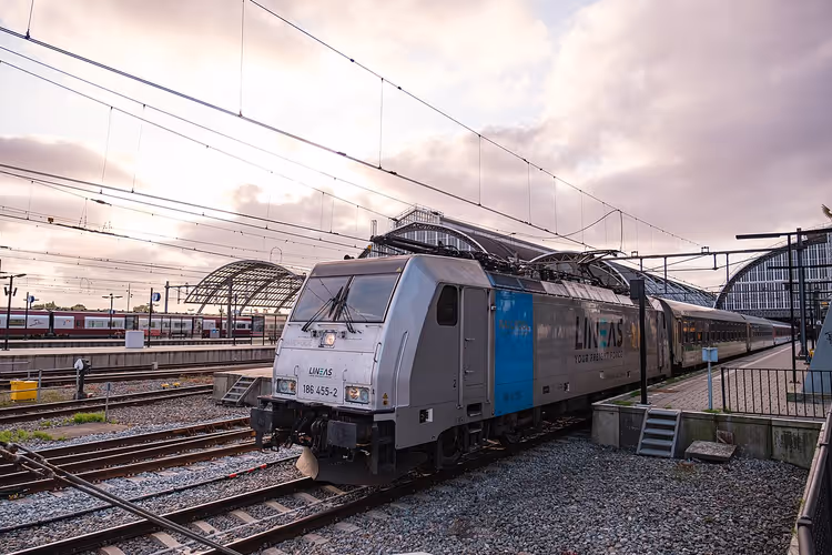 Tren nocturno en la estación de Ámsterdam Centraal al amanecer