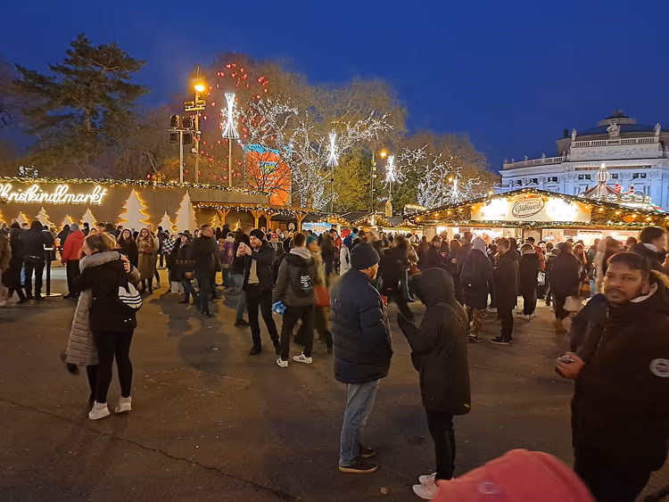 Belediye Sarayı'nda ışıklandırmalı gece Noel pazarı