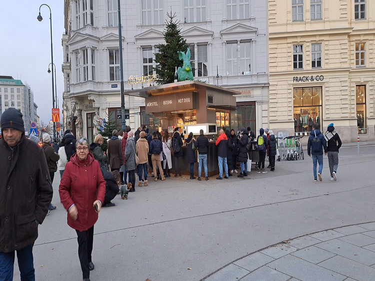 Warteschlange am Würstelstand am Albertinaplatz im Winter