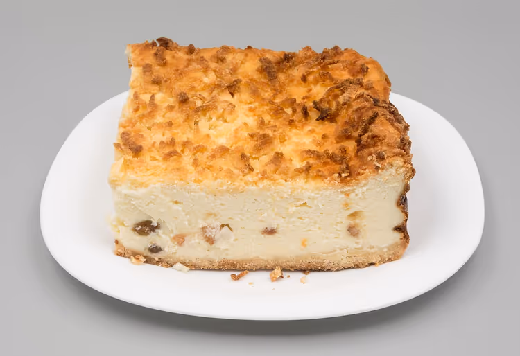 Punt cheesecake met kruimellaag op een bord