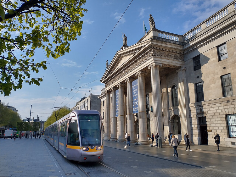 Hovedpostkontoret og trikken i O'Connell Street i Dublin