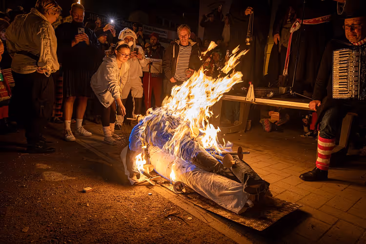 Verbrennen des Nubbels beim Karneval in der Nacht