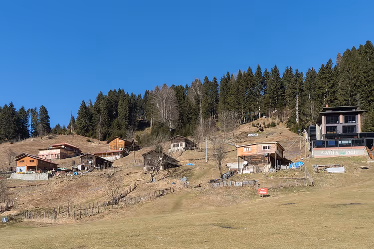 Trehus i en skråning i Ayder