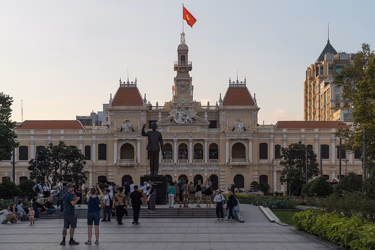Meydanda Vietnam bayrağıyla Ho Chi Minh Belediye Binası