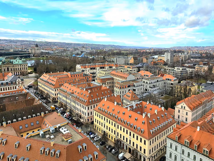 Vue sur les toits de Dresde depuis les hauteurs