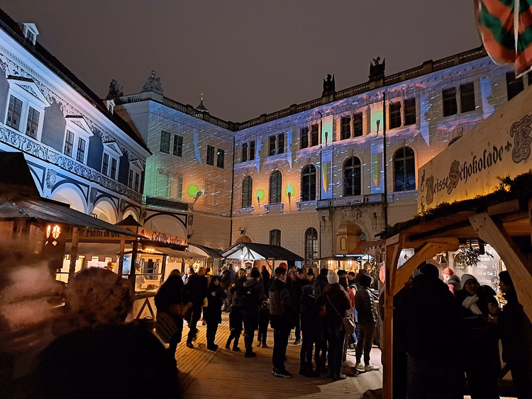 Dresden Ahır Avlusu'nda akşam Noel pazarı