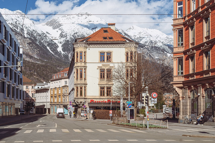Arka planda karla kaplı Alpler ile Innsbruck'ta bir sokak