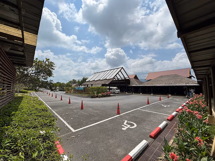 Offener Vorfahrtsbereich am Flughafen Samui