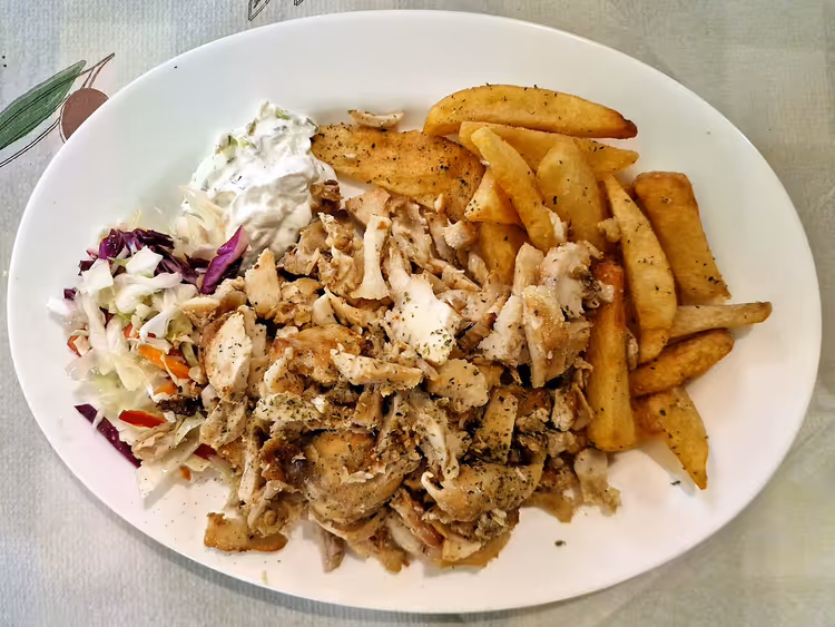 tabakta patates kızartması ve sosla birlikte gyros porsiyonu