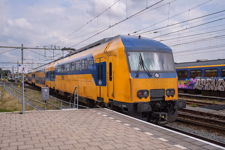 Doppelstock-Intercity an einem Bahnhof