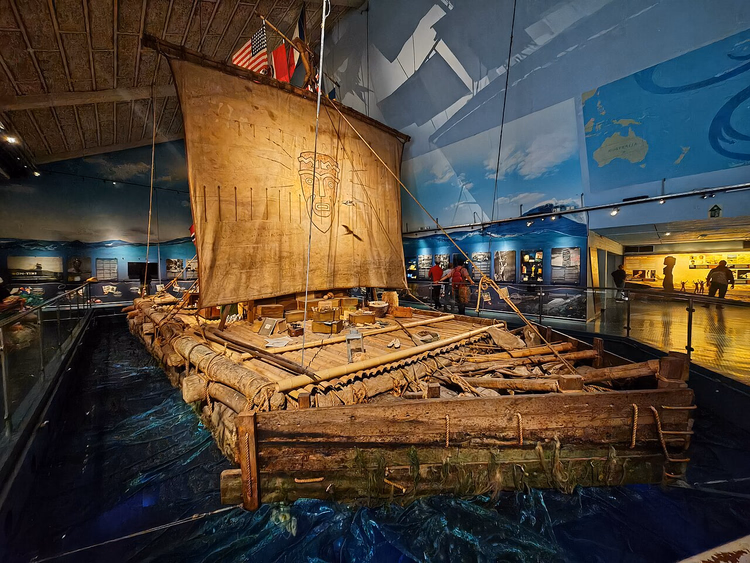 Müze salonundaki Kon-Tiki salı