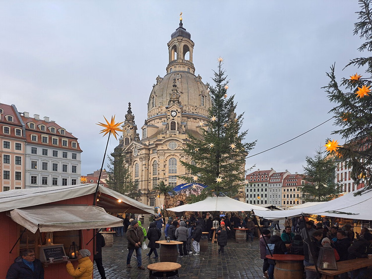 Weihnachtsmarkt vor der Frauenkirche am Neumarkt