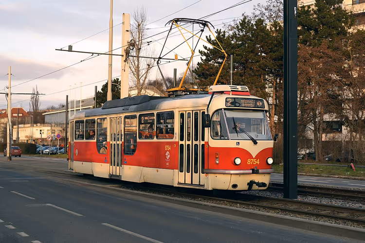 Rot-cremefarbene Prager Straßenbahn in einer Stadtstraße
