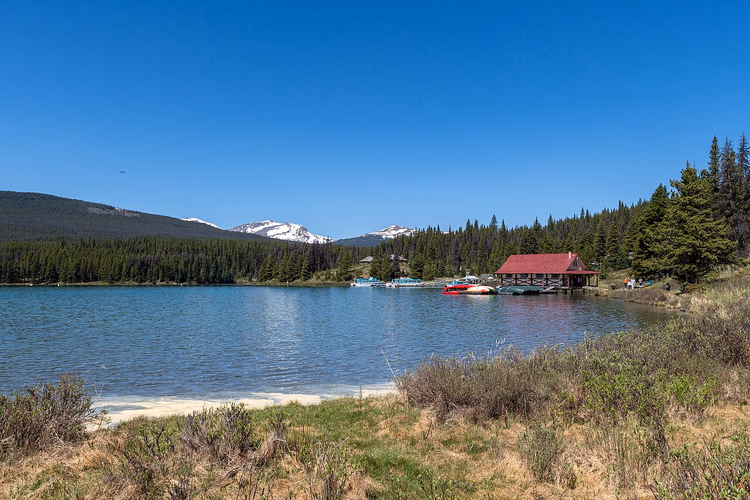 Båthus ved Maligne Lake om sommeren