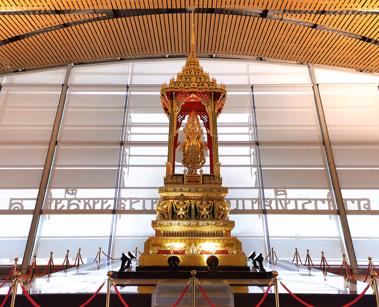 Gylden helligdom i terminalen på Suvarnabhumi lufthavn