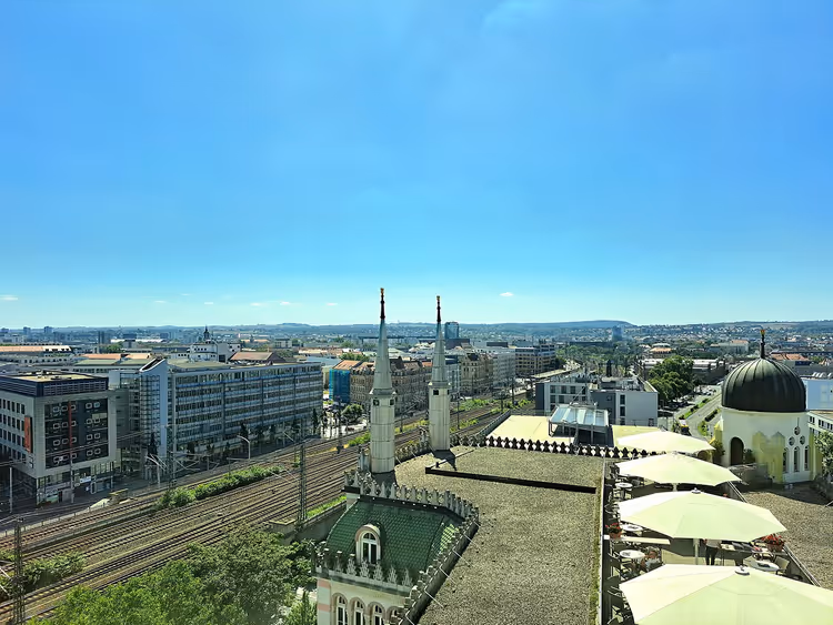 Dresden silüetinin üzerinde Yenidze'nin kuleleri ve kubbesi