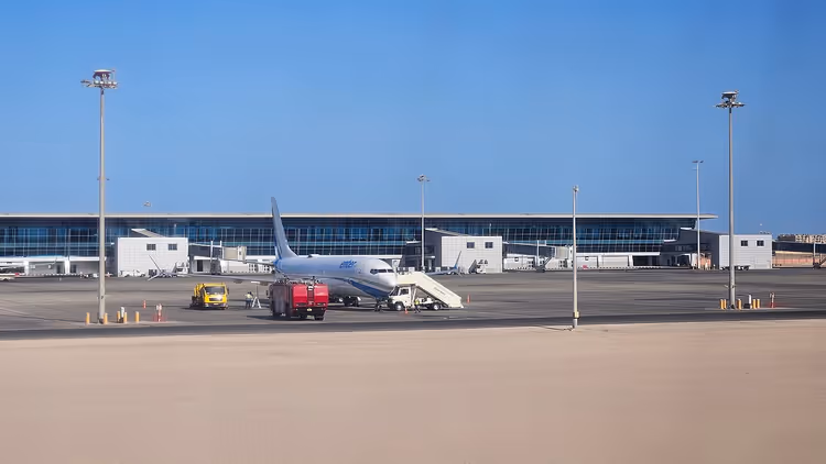 Flugzeug am Terminal des Flughafens Hurghada