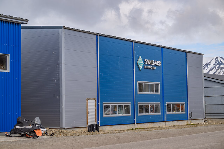 Bryggeribygningen til Svalbard Bryggeri med skilt i Longyearbyen