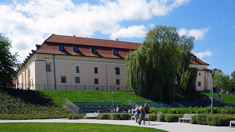 Koninklijk Kasteel in Niepołomice boven een groen amfitheater