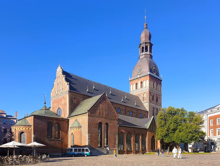 Der Rigaer Dom mit seinem Turm am Platz bei Tag