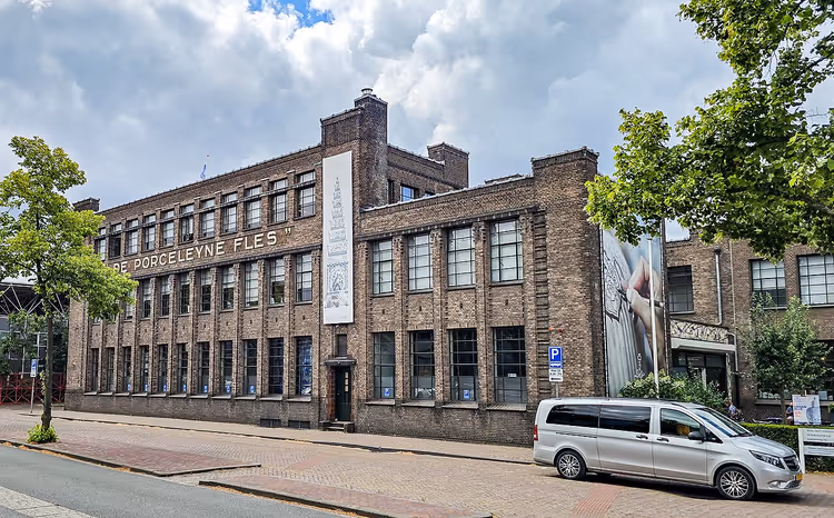 Royal Delft museumsbygning med skilt på fasaden