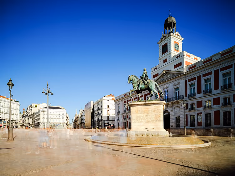 Plaza Puerta del Sol i Madrid med en rytterstatue
