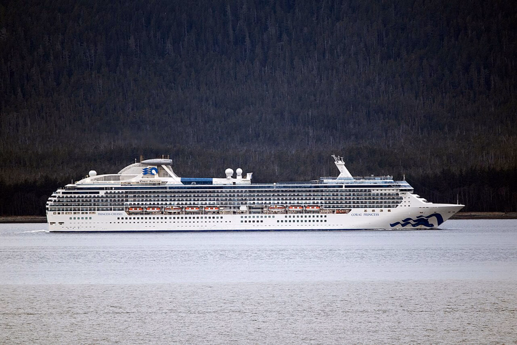 Лайнер Coral Princess на фоне лесистого берега