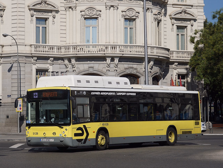 Gelber Exprés-Aeropuerto-Bus auf einer Madrider Straße