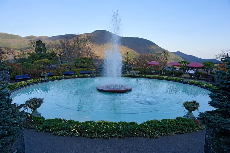Springbrunnen im Gora-Park mit den Hakone-Bergen im Hintergrund
