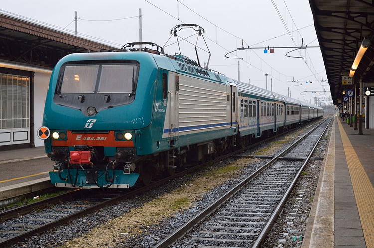 Regionalzug am Bahnsteig des Bahnhofs Verona Porta Nuova