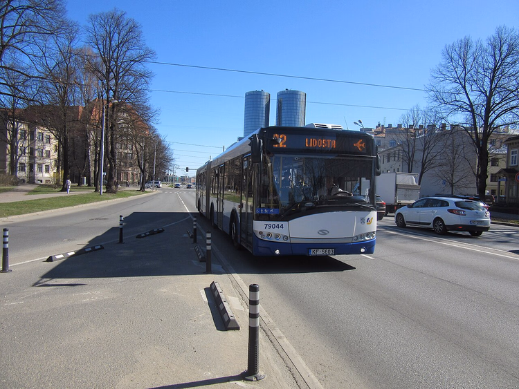 Buss 22 til flyplassen i en gate i Riga