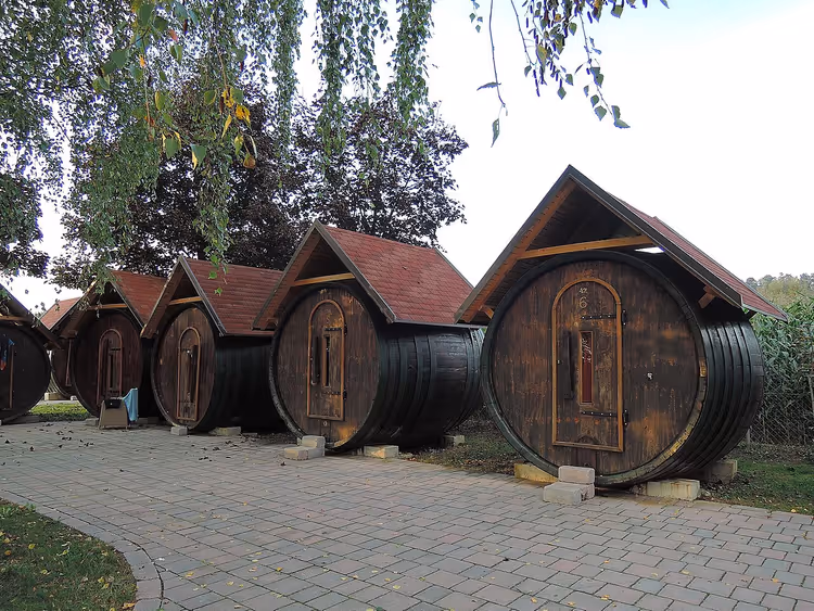 Houten tonhutten met deuren en daken