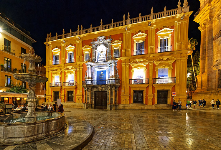 Il Palazzo Vescovile a Plaza del Obispo di notte