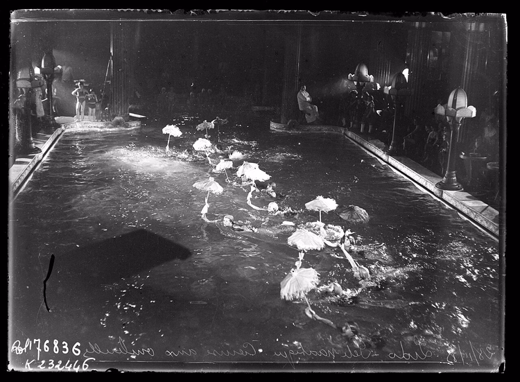 Watershow met paraplu's bij het Lido-zwembad, 1933
