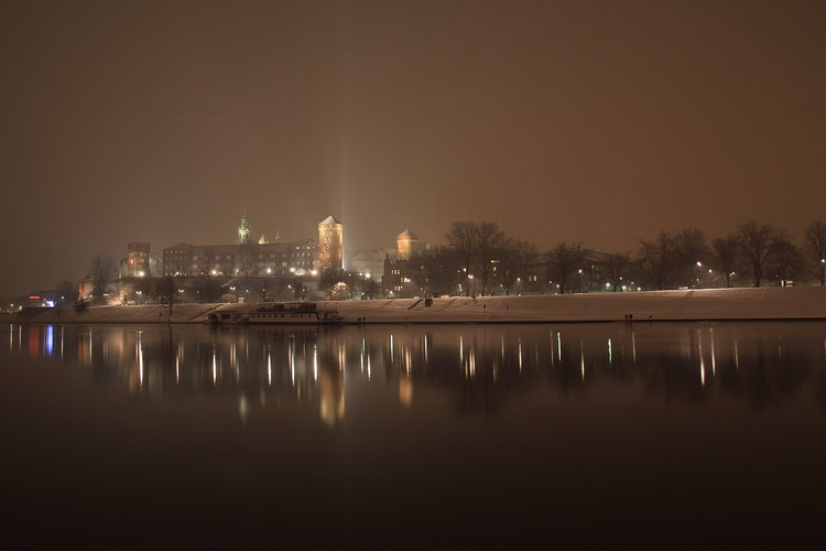 Wawel-kasteel in Krakau bij nacht boven de Wisła