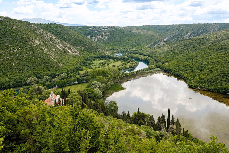 Monastero di Krka sopra il fiume in un canyon verde
