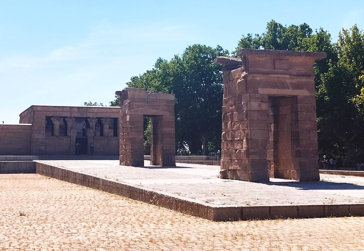 Güneşli bir günde Debod Tapınağı ve antik kapı