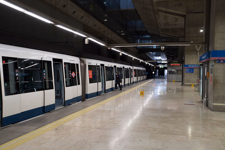 U-Bahn-Zug an der Station Flughafen Madrid