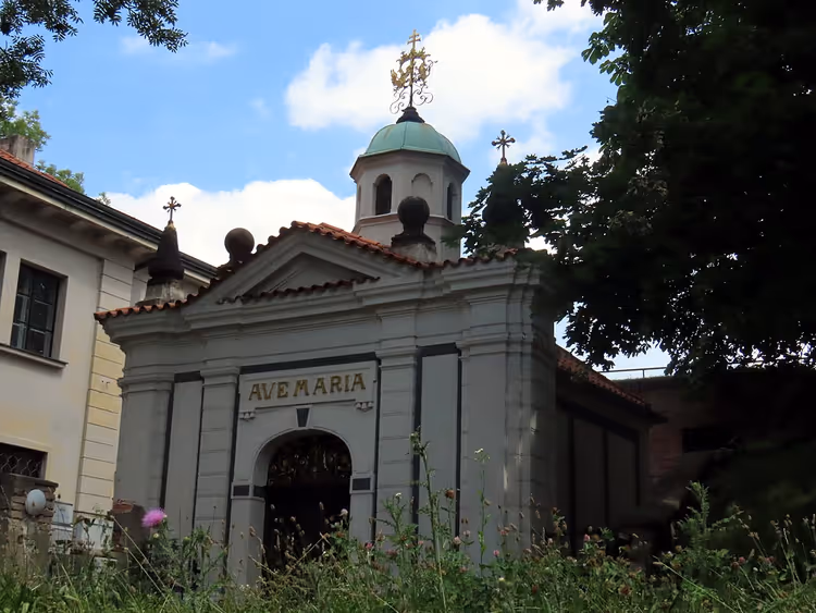 Ave Maria yazılı Meryem Ana Şapeli