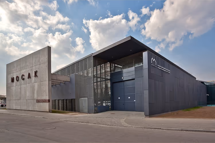 Façade du musée MOCAK avec une inscription sur le béton