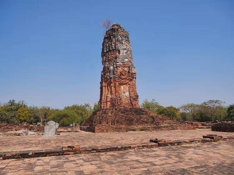 Ruinert mursteinsstupa i Ayutthaya historiske park