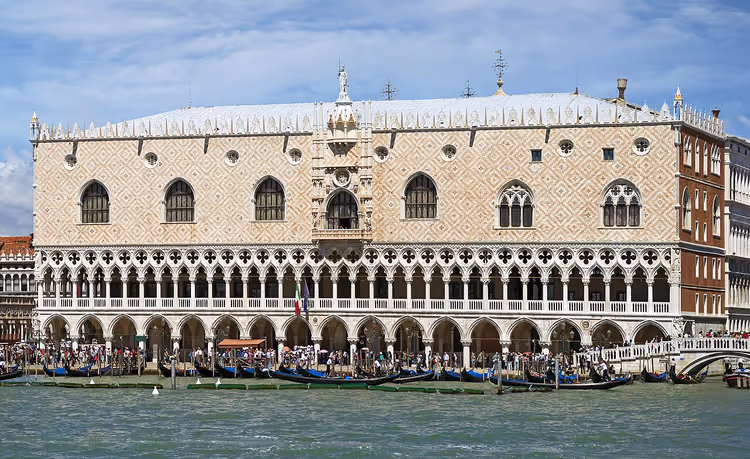 Der Dogenpalast in Venedig vom Meer aus gesehen