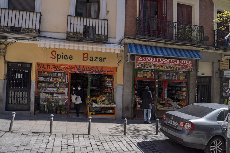Asiatische und nahöstliche Läden in einer Straße in Lavapiés