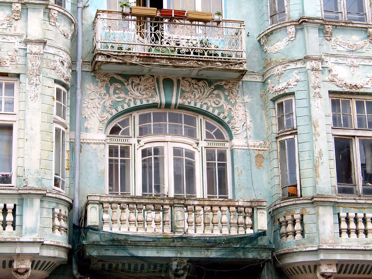 Jugendstil-fasade på en bulevard i Varna